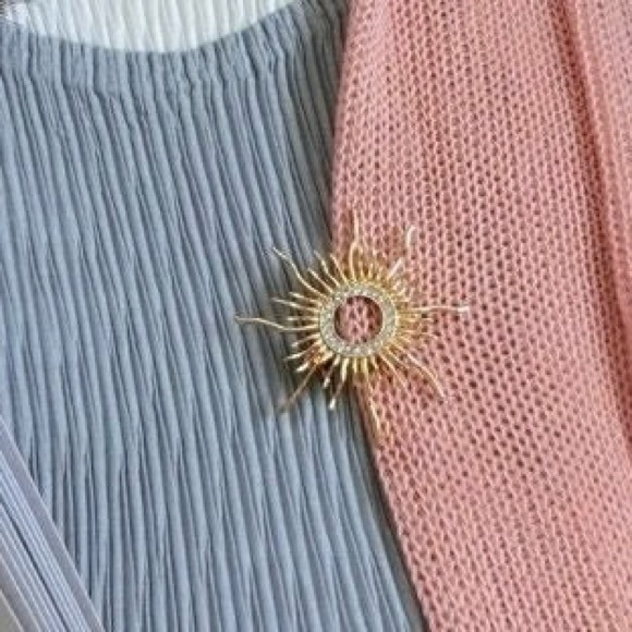 🔥2/$20 Sun Brooch Rhinestone Sun pin - Picture 4 of 8